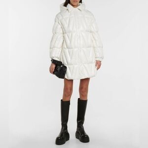 Brand new Valentino Garavani V Logo Puffer Coat 40